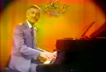 Paul Mauriat plays three pieces on the piano: Nube Gris, Toccata and Nocturno.